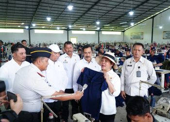Menteri Imipas saat mendampingi Titiek Soeharto meninjau kreativitas warga binaan di Lapas Nusakambangan. FOTO: IST