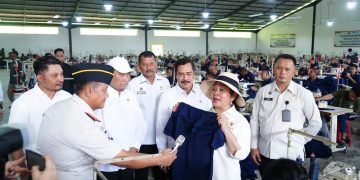 Menteri Imipas saat mendampingi Titiek Soeharto meninjau kreativitas warga binaan di Lapas Nusakambangan. FOTO: IST