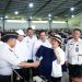 Menteri Imipas saat mendampingi Titiek Soeharto meninjau kreativitas warga binaan di Lapas Nusakambangan. FOTO: IST