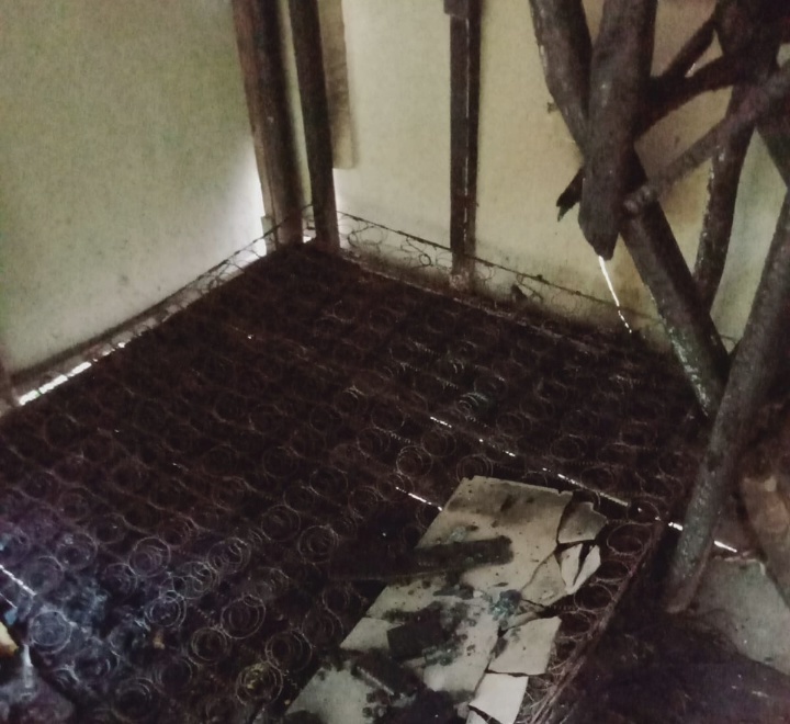Puing2 sisa kebakaran di pos. FOTO: IST