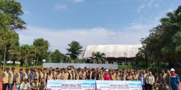 Berfhoto bersama usai pemeriksaan kesehatan. FOTO: IST