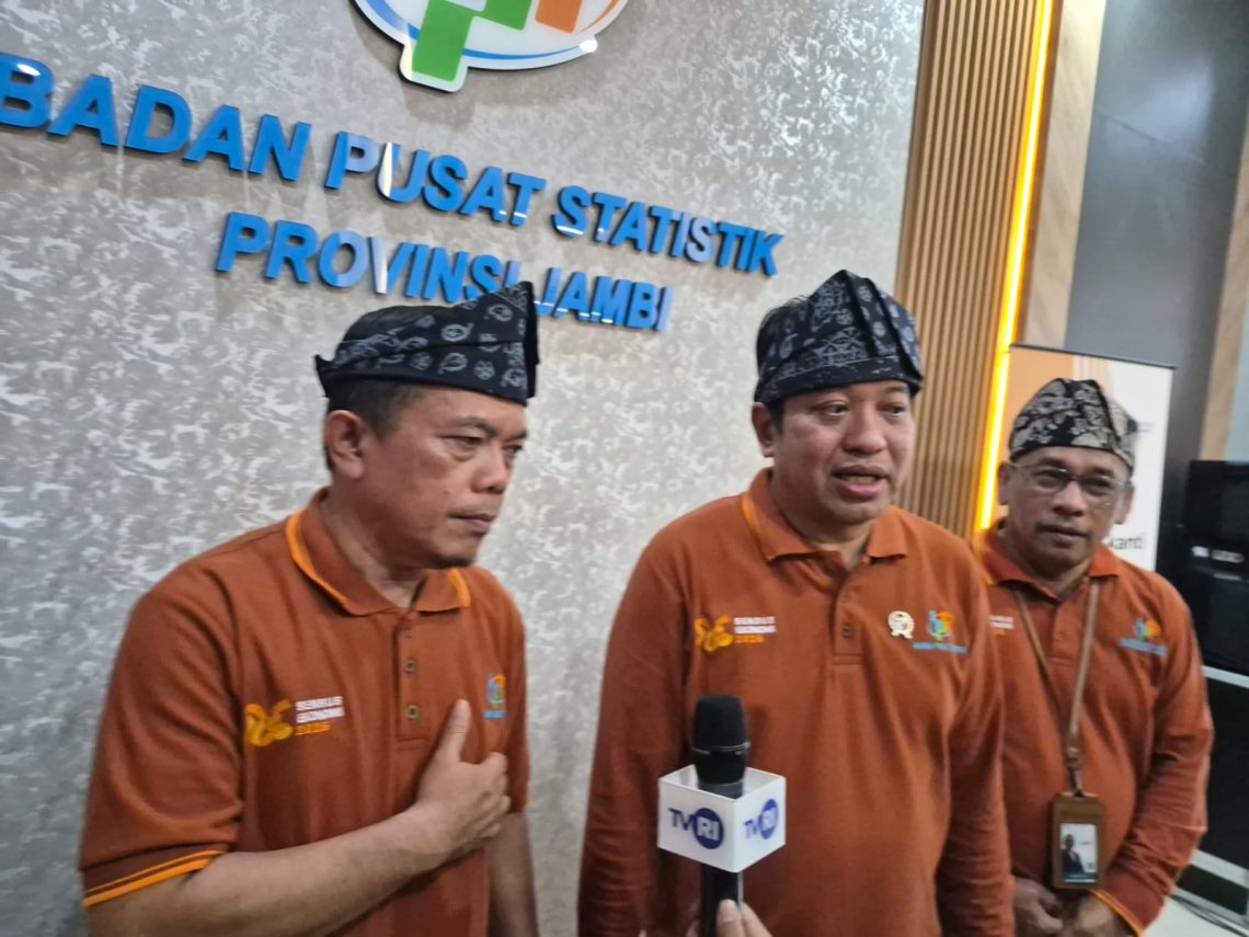 Gubernur Jambi, Al Haris, Wakil Kepala BPS RI, dan Kepala BPS Provinsi Jambi usai pencanangan sensus ekonomi Jambi. FOTO: IST