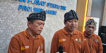 Gubernur Jambi, Al Haris, Wakil Kepala BPS RI, dan Kepala BPS Provinsi Jambi usai pencanangan sensus ekonomi Jambi. FOTO: IST