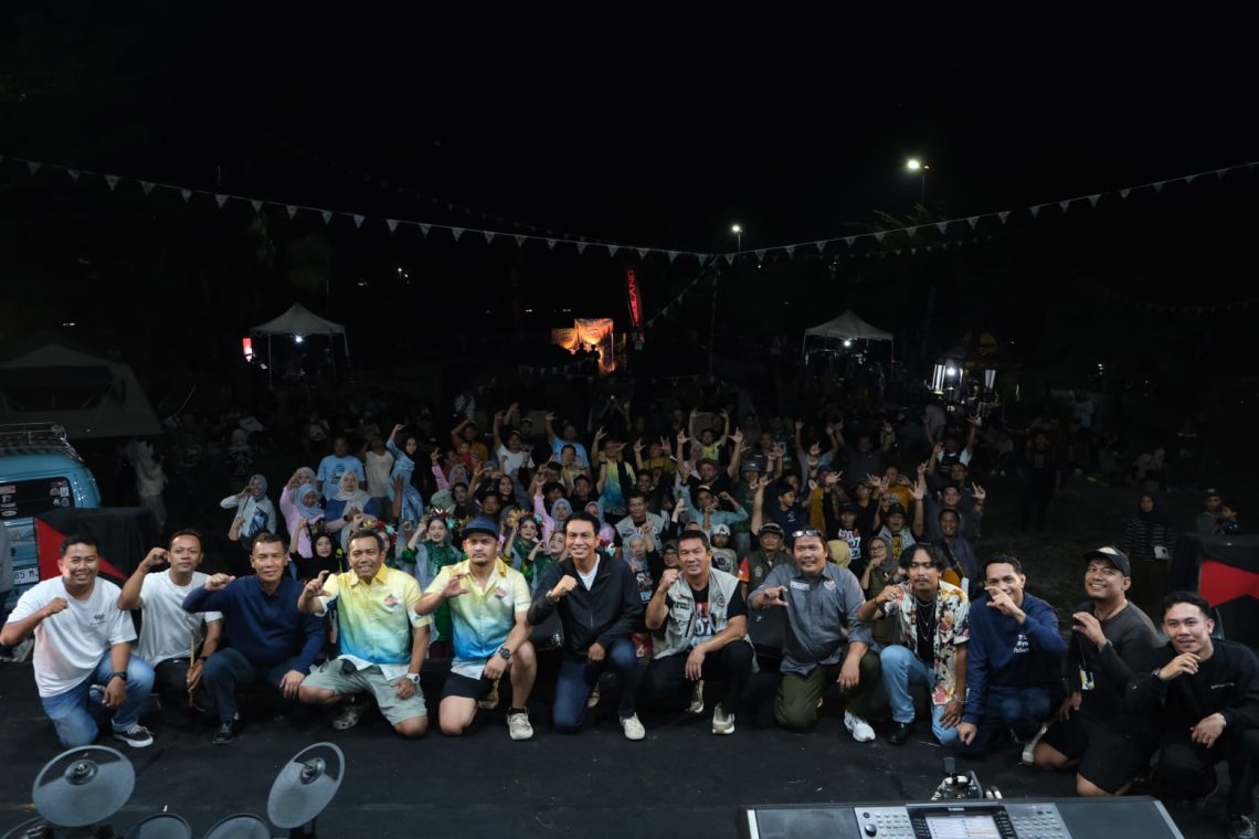 Bupati Batang Hari berfhoto bersama peserta Camper Vans. FOTO: IST