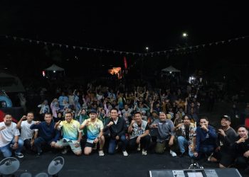 Bupati Batang Hari berfhoto bersama peserta Camper Vans. FOTO: IST
