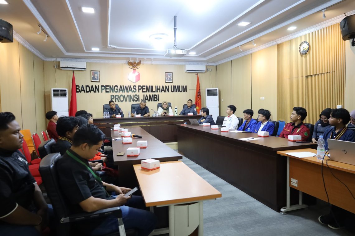Suasana FGD Bawaslu Jambi dengan BEM dan OKP terkait Pemilu 2029. FOTO: DOC BAWASLU