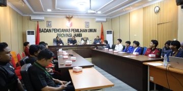 Suasana FGD Bawaslu Jambi dengan BEM dan OKP terkait Pemilu 2029. FOTO: DOC BAWASLU