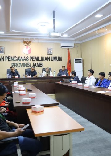 Suasana FGD Bawaslu Jambi dengan BEM dan OKP terkait Pemilu 2029. FOTO: DOC BAWASLU