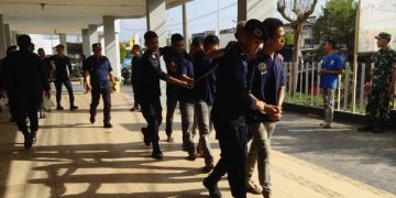 Perpindahan kloter pertama warga binaan Lapas Kelas IIA Jambi ke lokasi terbaru. FOTO: OYI