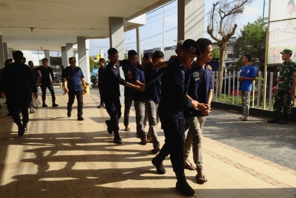 Perpindahan kloter pertama warga binaan Lapas Kelas IIA Jambi ke lokasi terbaru. FOTO: OYI