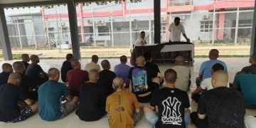Syahroni Ali dan Riko Hamdan saat dialog dengan warga binaan. FOTO: OYI