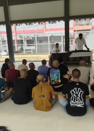 Syahroni Ali dan Riko Hamdan saat dialog dengan warga binaan. FOTO: OYI