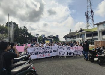 Aksi massa longmarch ke Kantor DPRD Provinsi Jambi. FOTO: OYI
