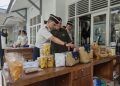 Irwan Rahmat Gumilar saat meninjau hasil karya eks Napi. FOTO: OYI