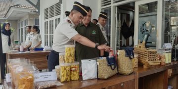 Irwan Rahmat Gumilar saat meninjau hasil karya eks Napi. FOTO: OYI