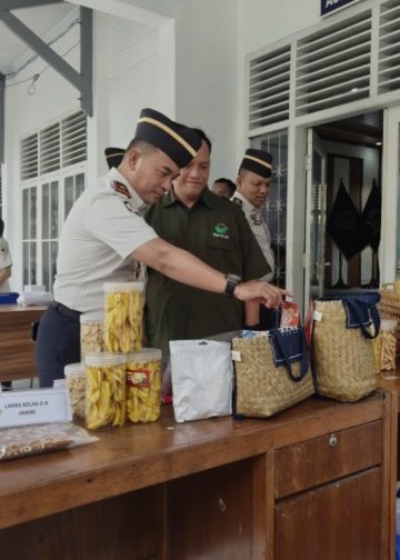 Irwan Rahmat Gumilar saat meninjau hasil karya eks Napi. FOTO: OYI
