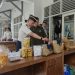 Irwan Rahmat Gumilar saat meninjau hasil karya eks Napi. FOTO: OYI