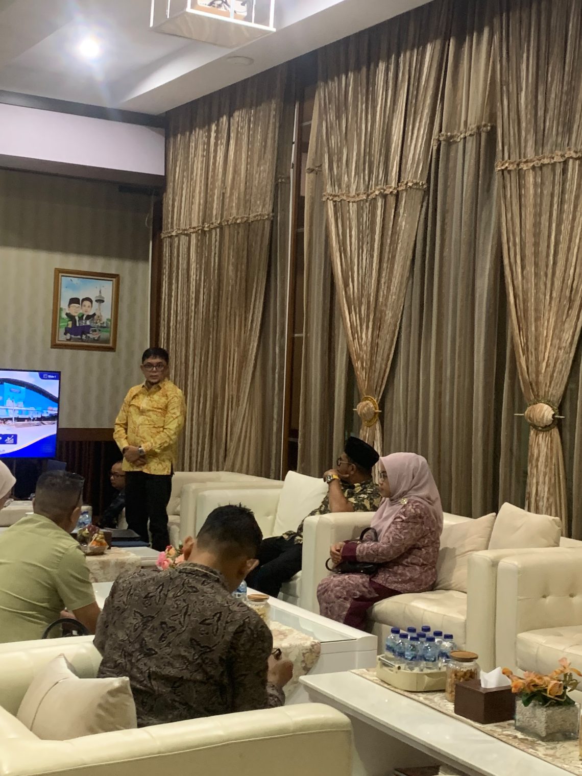 Suasana pemaparan Ivan Wirata dihadapan Wali Kota Maulana dan Ketua DPRD Kota Jambi. FOTO: UCUP