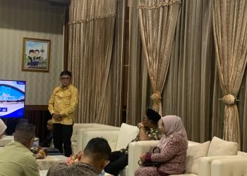Suasana pemaparan Ivan Wirata dihadapan Wali Kota Maulana dan Ketua DPRD Kota Jambi. FOTO: UCUP