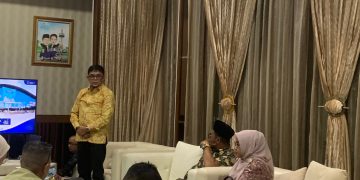 Suasana pemaparan Ivan Wirata dihadapan Wali Kota Maulana dan Ketua DPRD Kota Jambi. FOTO: UCUP