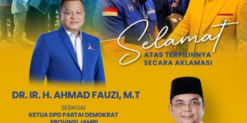 Sekretaris Golkar Jambi, Ivan Wirata mengucapkan selamat atas terpilihnyo Ahmad Fauzi secara aklamasi sebagai ketua DPD Partai Demokrat Jambi. FOTO: UCUP
