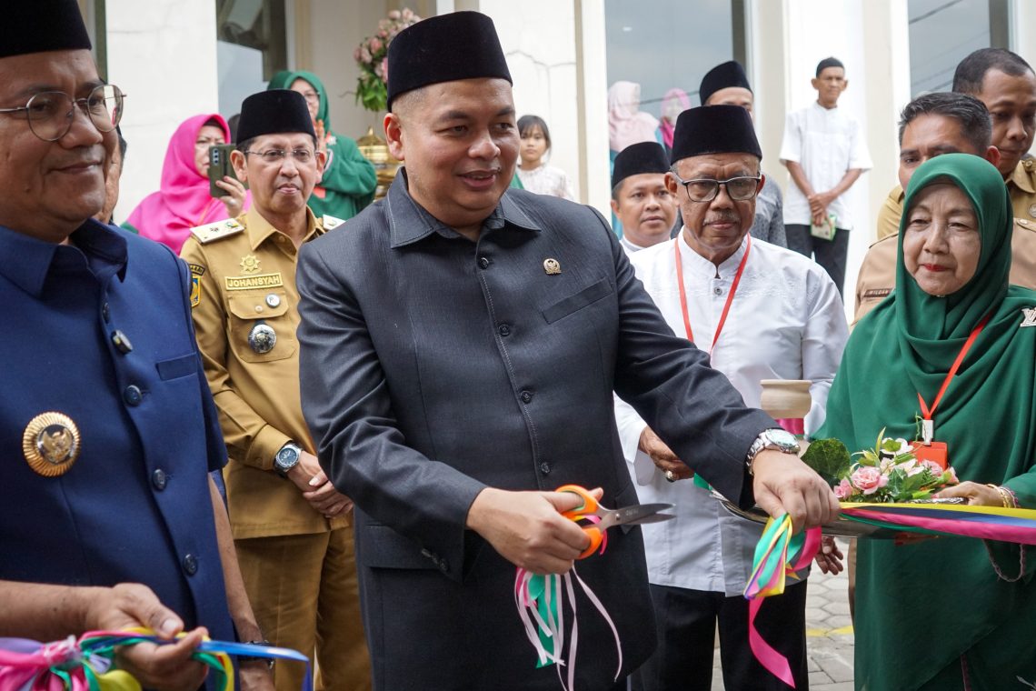 KFA melalui Pokir menyerahkan bantuan ambulance melalui dana Pokir. FOTO: IST