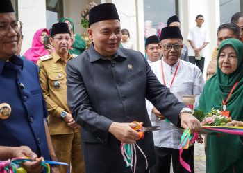 KFA melalui Pokir menyerahkan bantuan ambulance melalui dana Pokir. FOTO: IST