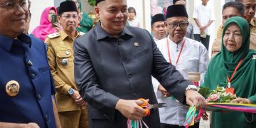 KFA melalui Pokir menyerahkan bantuan ambulance melalui dana Pokir. FOTO: IST