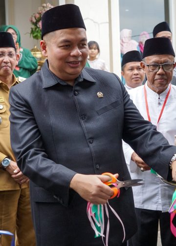KFA melalui Pokir menyerahkan bantuan ambulance melalui dana Pokir. FOTO: IST