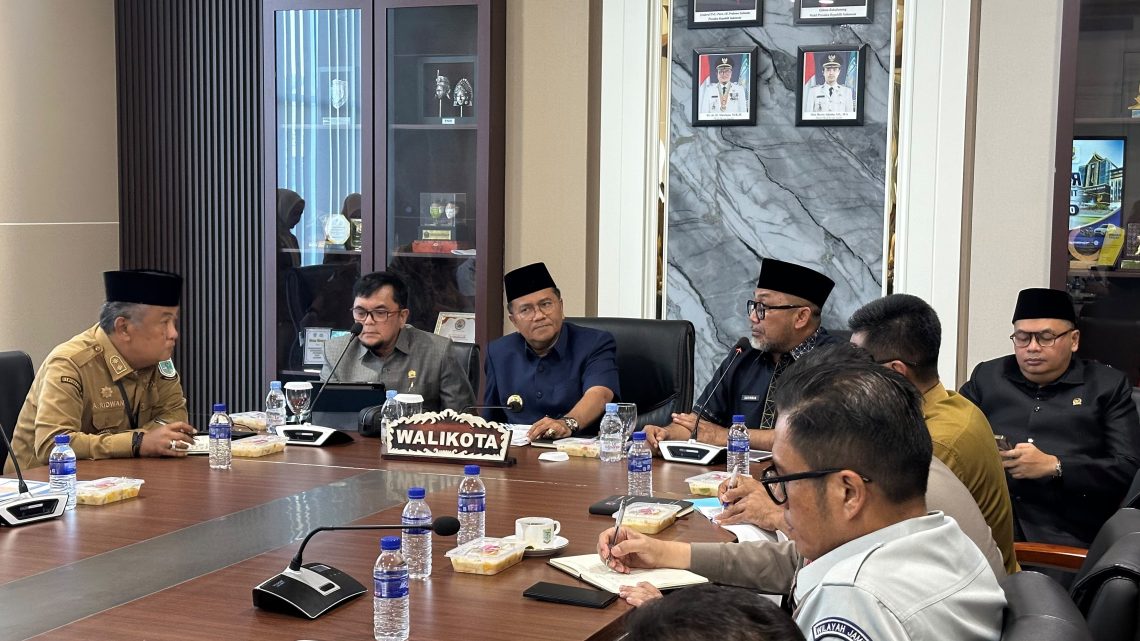 Ivan Wirata, Sekda Sudirman dan Wali Kota Jambi saat dialog membahas upaya peningkatan pajak opsen. FOTO: IST
