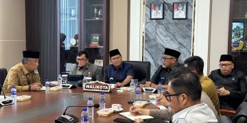 Ivan Wirata, Sekda Sudirman dan Wali Kota Jambi saat dialog membahas upaya peningkatan pajak opsen. FOTO: IST