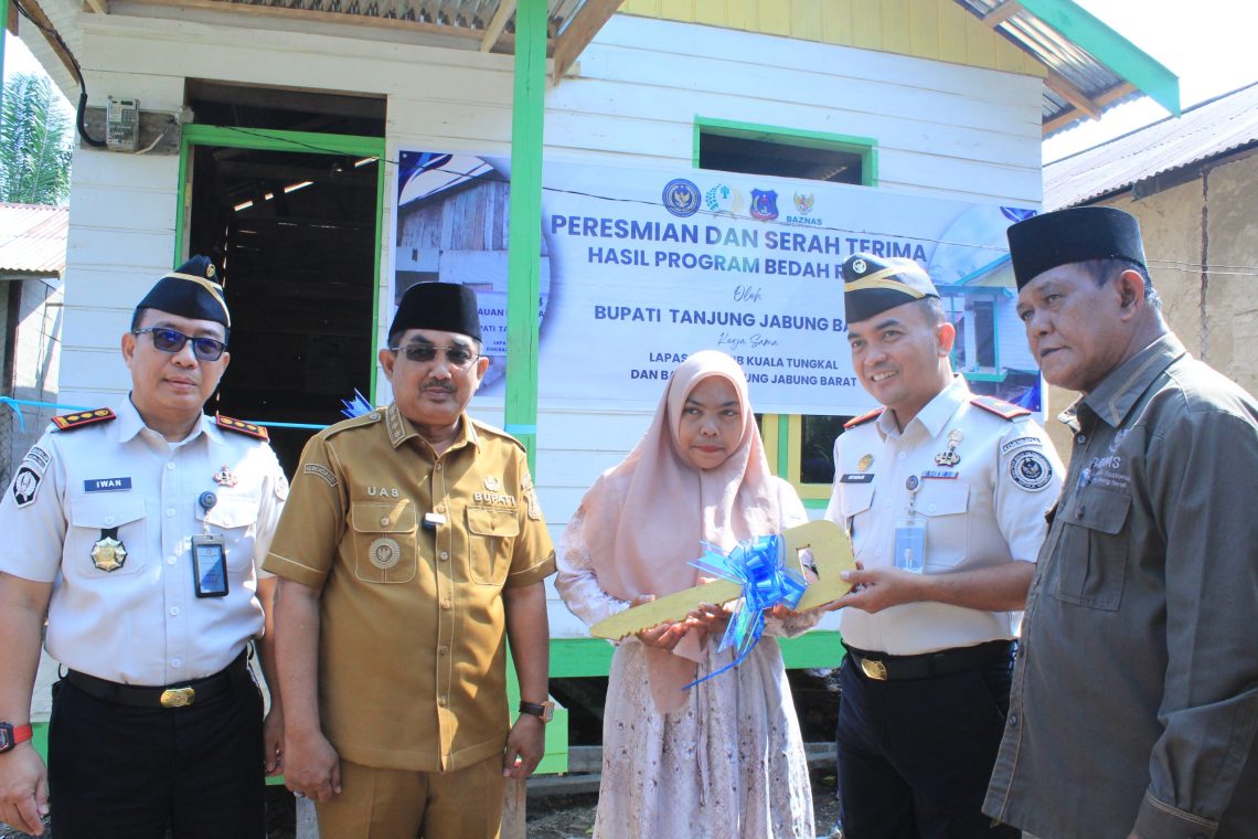 Kanwil Ditjenpas Jambi Irwan Rahmat Gumilar dan Kalapas Tungkal, Bupati Tanjab Barat dan BAZNAS Tanjab Barat saat menyerahkan kunci rumah layak huni. FOTO: IST