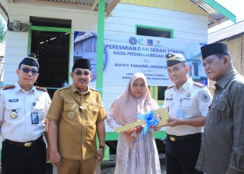 Kanwil Ditjenpas Jambi Irwan Rahmat Gumilar dan Kalapas Tungkal, Bupati Tanjab Barat dan BAZNAS Tanjab Barat saat menyerahkan kunci rumah layak huni. FOTO: IST