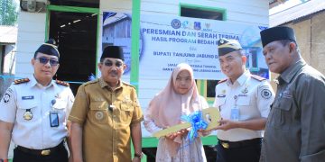 Kanwil Ditjenpas Jambi Irwan Rahmat Gumilar dan Kalapas Tungkal, Bupati Tanjab Barat dan BAZNAS Tanjab Barat saat menyerahkan kunci rumah layak huni. FOTO: IST