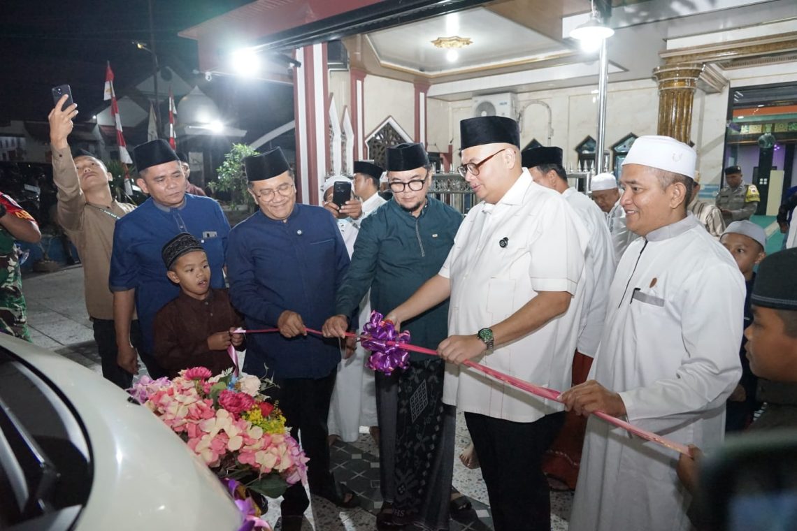 KFA didampingi Wali Kota Maulana dan Ivan Wirata menyerahkan kunci ambulance bagi warga di Kecamatan Telanaipura. FOTO: IST