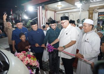 KFA didampingi Wali Kota Maulana dan Ivan Wirata menyerahkan kunci ambulance bagi warga di Kecamatan Telanaipura. FOTO: IST
