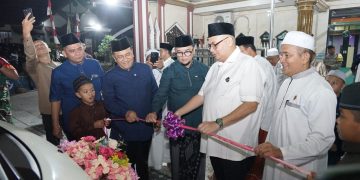 KFA didampingi Wali Kota Maulana dan Ivan Wirata menyerahkan kunci ambulance bagi warga di Kecamatan Telanaipura. FOTO: IST