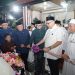 KFA didampingi Wali Kota Maulana dan Ivan Wirata menyerahkan kunci ambulance bagi warga di Kecamatan Telanaipura. FOTO: IST