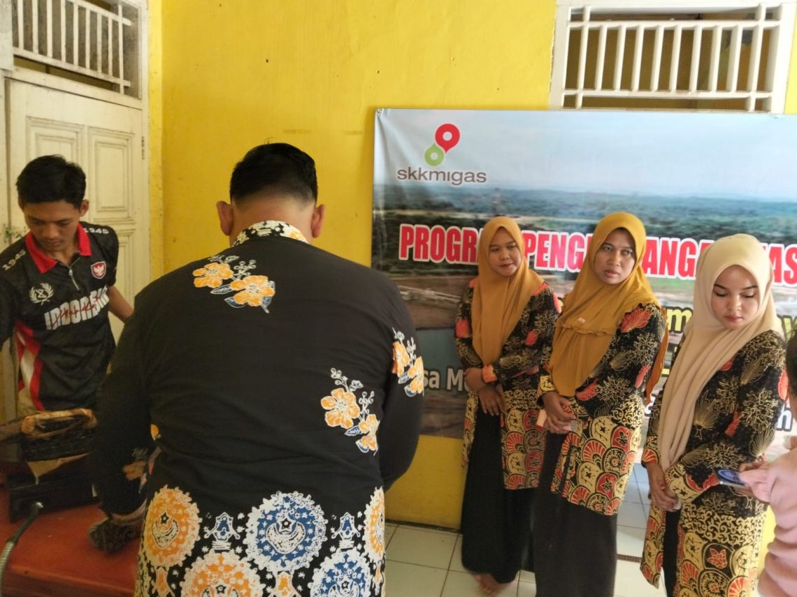 SKK Migas dan MontDor fasilitasi bantuan batik untuk kelompok wanita di Mengupeh. FOTO: IST