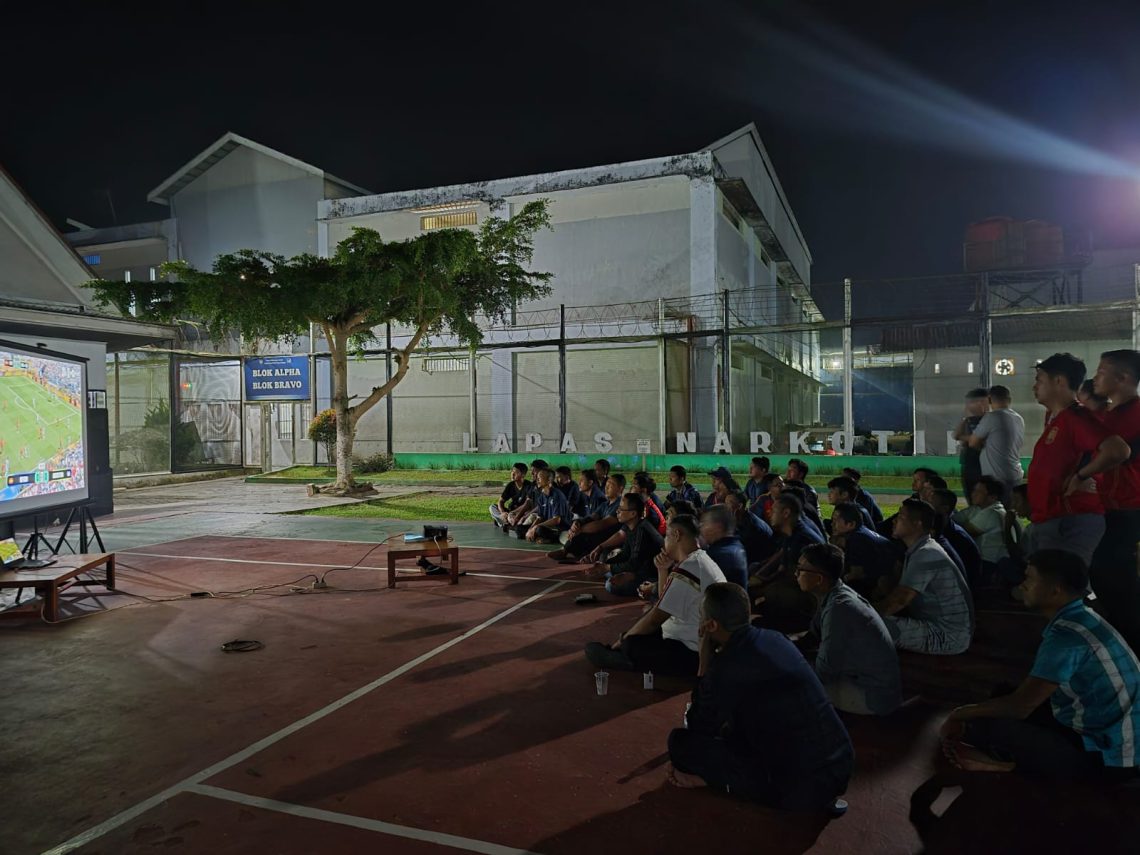 Suasana Nobar piala dunia anyata Argentina melawan Spanyol di Lapas Narkotika Kelas IIB Muara Sabak. FOTO: IST