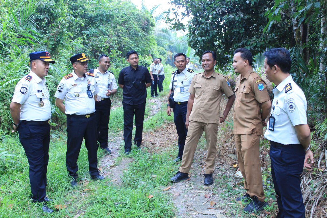 Kanwil Ditjenpas Jambi Irwan Rahmat Gumilar saat meninjau lokasi hibah lahan pengembangan Lapas Bulian. FOTO: IST