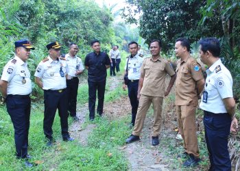 Kanwil Ditjenpas Jambi Irwan Rahmat Gumilar saat meninjau lokasi hibah lahan pengembangan Lapas Bulian. FOTO: IST
