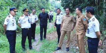 Kanwil Ditjenpas Jambi Irwan Rahmat Gumilar saat meninjau lokasi hibah lahan pengembangan Lapas Bulian. FOTO: IST