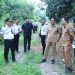 Kanwil Ditjenpas Jambi Irwan Rahmat Gumilar saat meninjau lokasi hibah lahan pengembangan Lapas Bulian. FOTO: IST