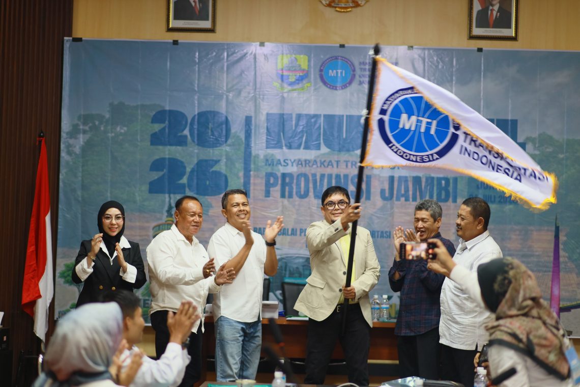 Pengibaran bendera pataka MTI oleh ketua terpilih, Ivan Wirata. FOTO: UCUP
