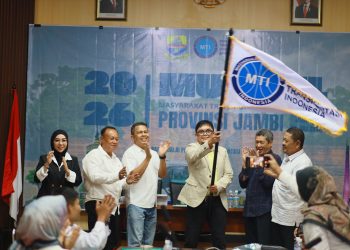 Pengibaran bendera pataka MTI oleh ketua terpilih, Ivan Wirata. FOTO: UCUP