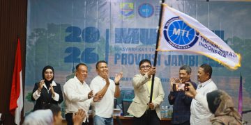 Pengibaran bendera pataka MTI oleh ketua terpilih, Ivan Wirata. FOTO: UCUP