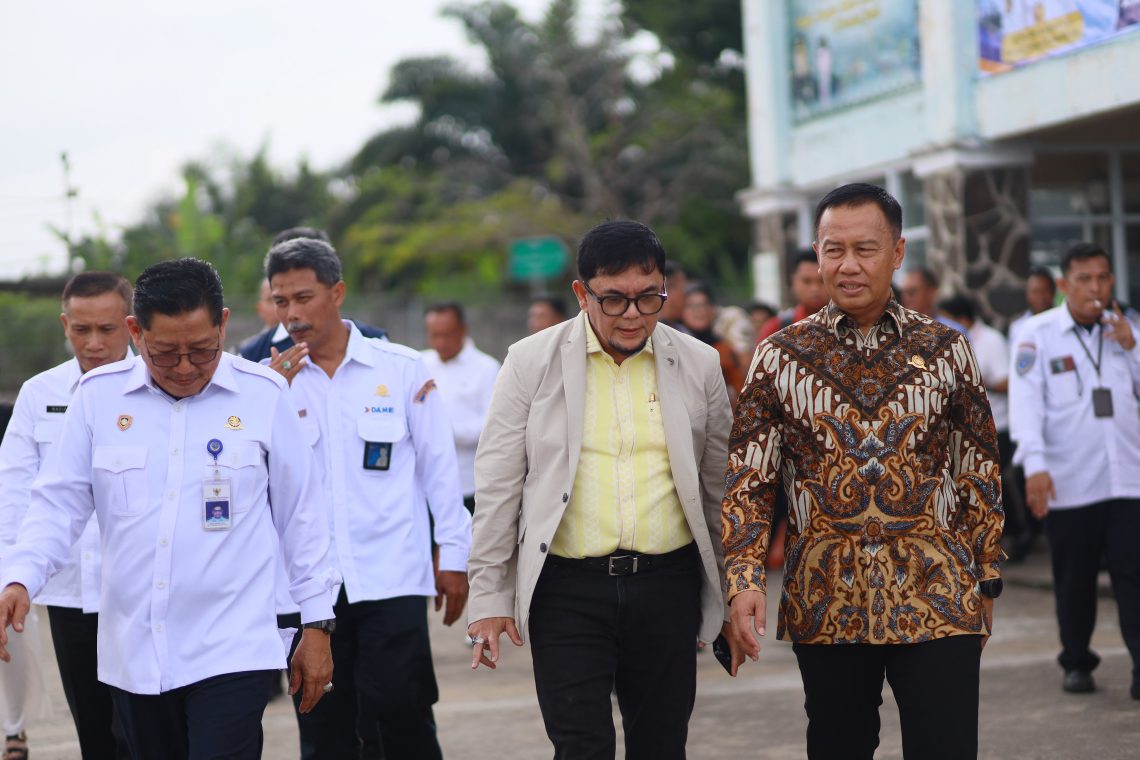 Dirjen Perhubungan Darat, Kepala BPTD Jambi dan Ketua MTI Jambi saat meninjau Transformasi Terminal Alam Barajo. FOTO: UCUP