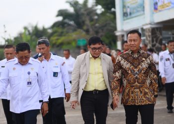 Dirjen Perhubungan Darat, Kepala BPTD Jambi dan Ketua MTI Jambi saat meninjau Transformasi Terminal Alam Barajo. FOTO: UCUP