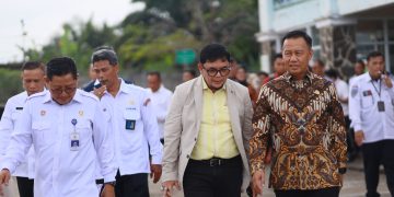 Dirjen Perhubungan Darat, Kepala BPTD Jambi dan Ketua MTI Jambi saat meninjau Transformasi Terminal Alam Barajo. FOTO: UCUP